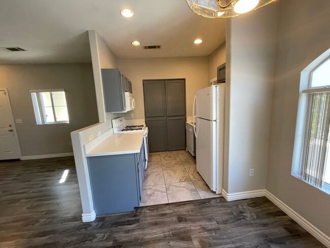 Building Photo - 2 Bedroom Summerlin Condo - Gated community