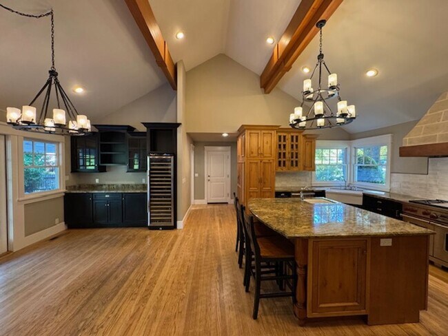 Building Photo - Gorgeous 5 bedroom, 4.5 bath, Westside Dan...