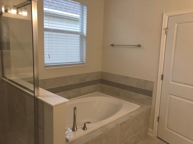 Building Photo - Lakefront Single Story 3/2 Home  FREE wash...