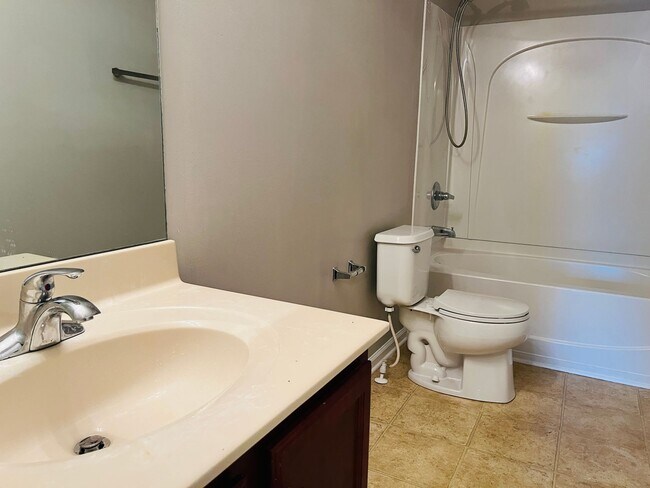 Building Photo - Prime location, lots of extra sqft, fenced...