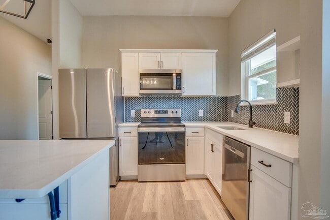 Building Photo - 203 S L St