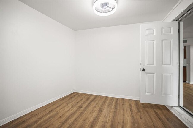 Building Photo - 2955 Bay View Dr