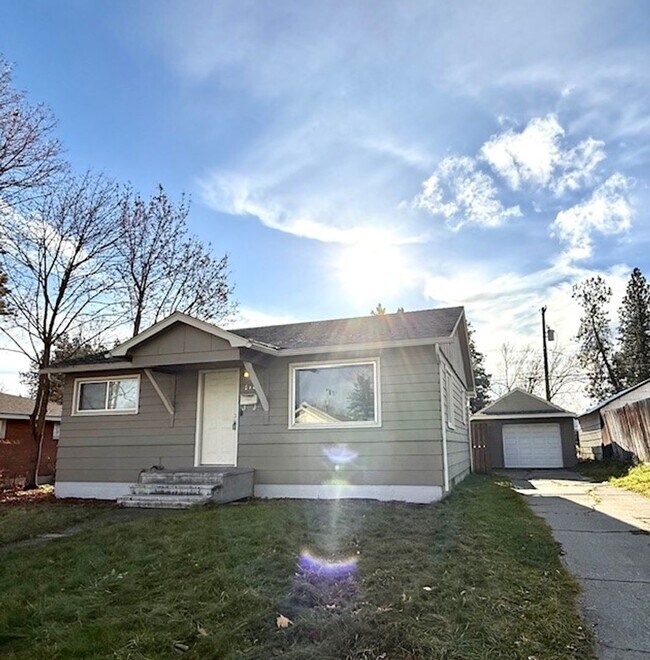 Building Photo - 3 Bedroom Hardwood Floor House