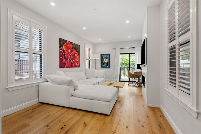 Building Photo - 722 E 5th St