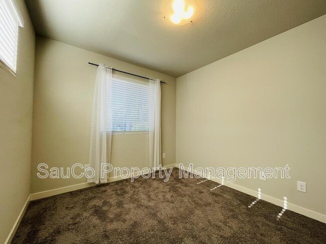 Building Photo - 6473 SE Genrosa St