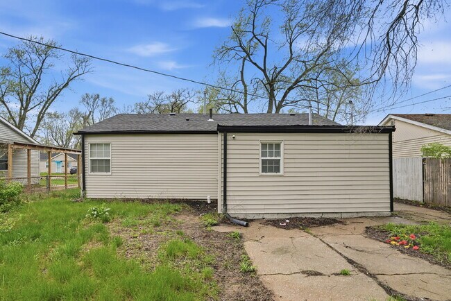 Building Photo - 3-Bedroom Home Minutes from Miller Beach & the Indiana Dunes