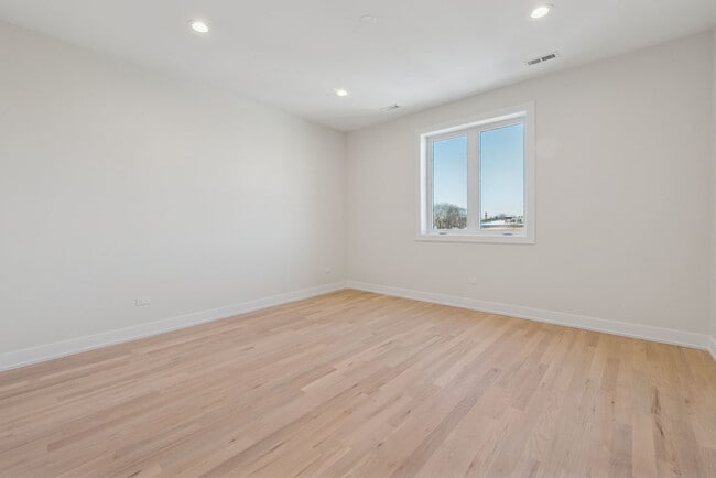 Building Photo - 4536 S Prairie Ave