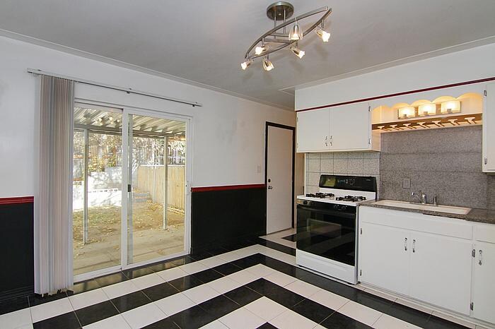 Building Photo - 955 Hillview Dr