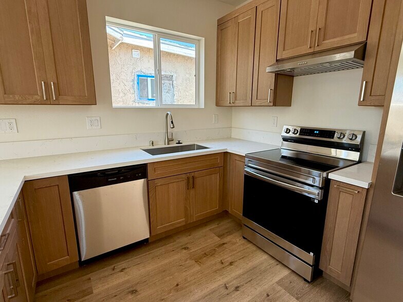 Building Photo - 3877 S Van Ness Ave