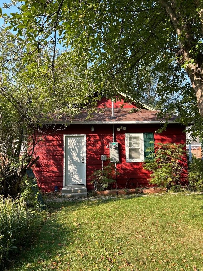 Building Photo - Adorable One bed/One bath furnished house!