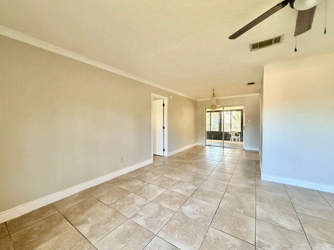 Building Photo - Spacious Home with Large Yard and Central Location! Close to Major Shopping and Dining!