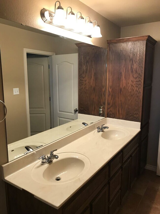 Building Photo - 2 Bedroom | 2 Bath  Located off Clear Creek Road in Killeen.