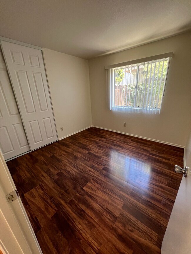 Building Photo - Mission Oaks Single Story!