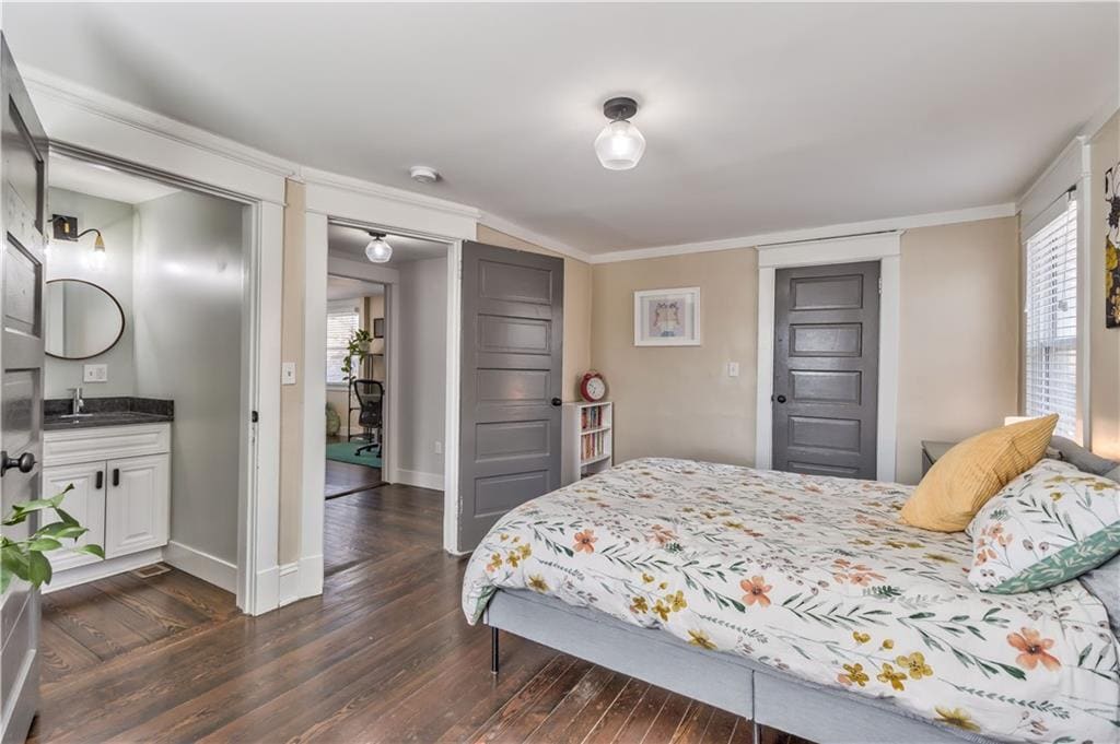 interior-2nd floor: Master bedroom (view of bathroom, landing, closet) - 4244 Holmes St