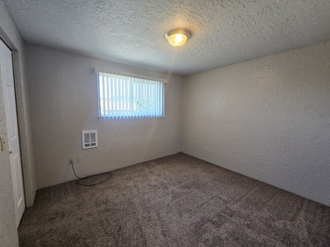 Building Photo - 124 NE Atkinson Ct