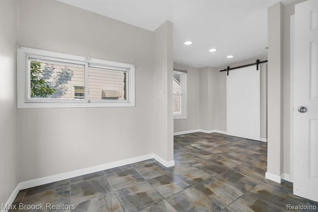 Building Photo - 520 E Hazelhurst St