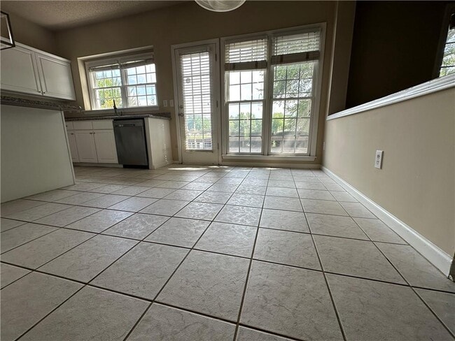 Building Photo - 3960 Longlake Dr