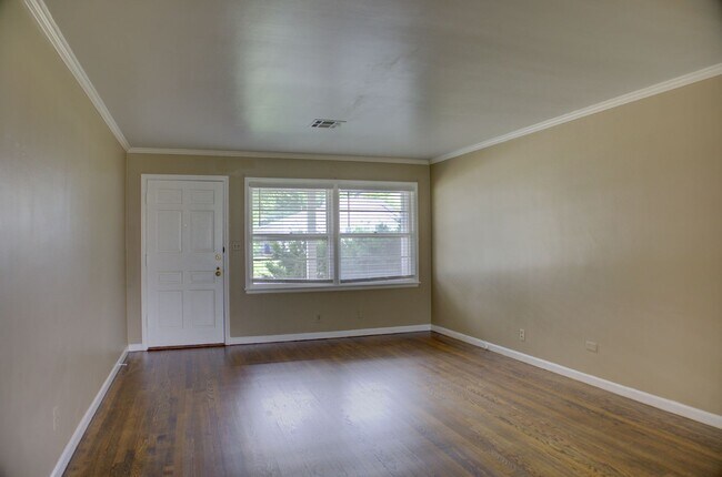 Building Photo - Well Maintained Midtown Home