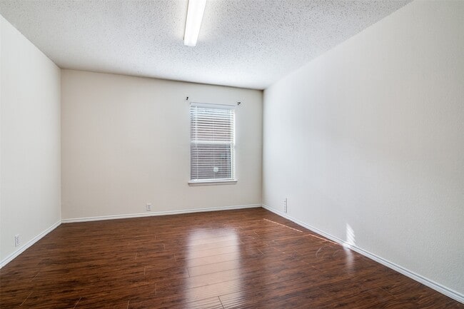 Building Photo - 206 Trenton Dr