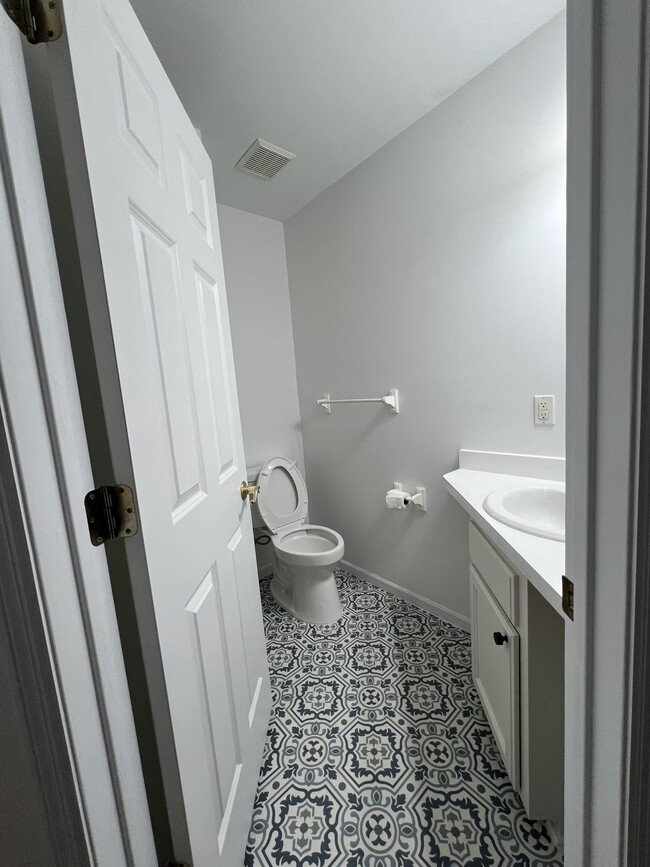 Half bathroom - 2109 Albemarle Ct N