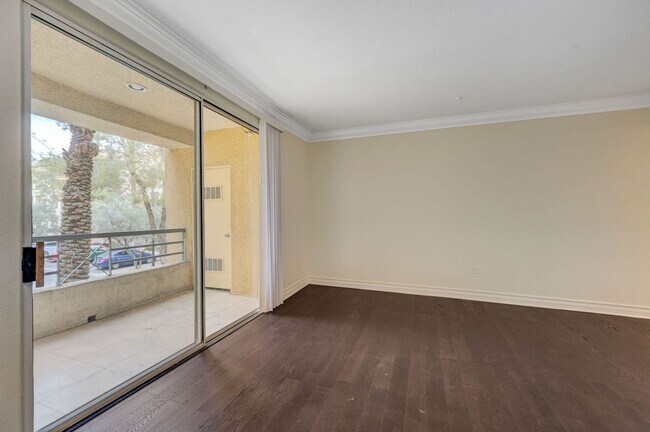 Building Photo - 270 E Flamingo Rd