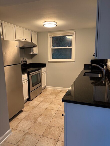 Building Photo - 13430 Pinetree Dr