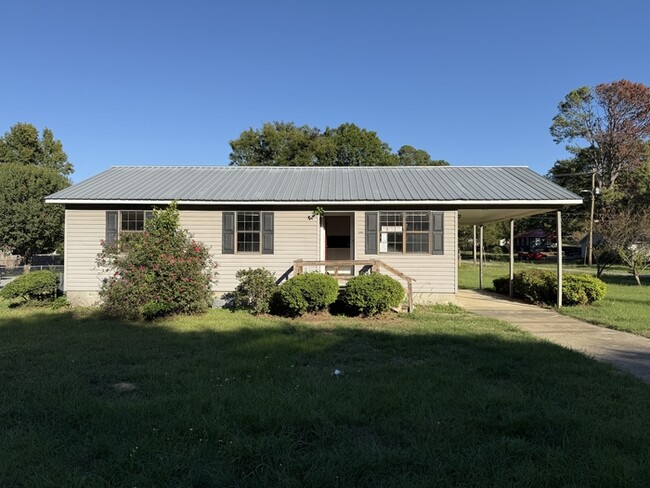 Primary Photo - 3 Bed / 2 Bath Rental House in Sylacauga, AL