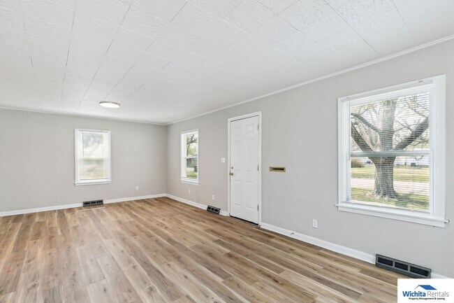 Building Photo - 802 S Everett St
