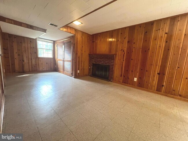 Building Photo - 4517 N Carlin Springs Rd