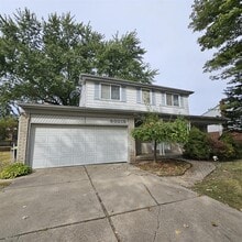 Building Photo - 4 bedroom, 2.5 bath, 2 car garage colonial...
