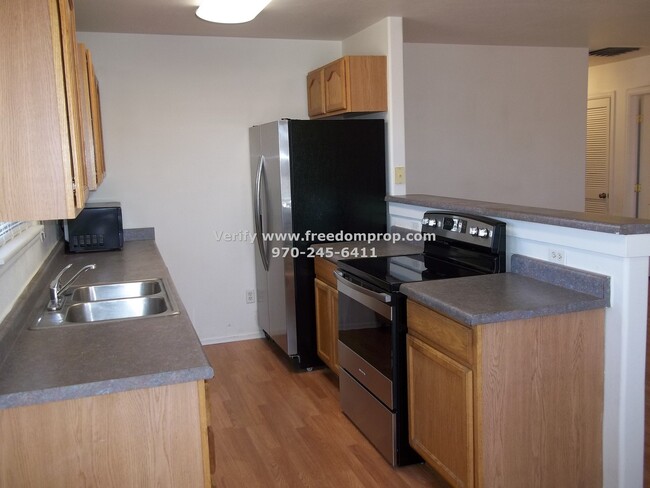 Building Photo - Updated Townhome - 3 bedroom 2 bath