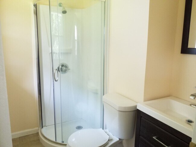 Building Photo - HANES MALL AREA!