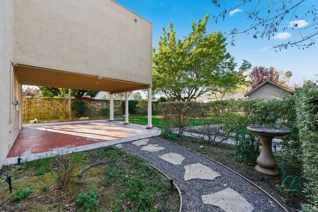 Building Photo - Spacious 2 Bed, 2 Bath Home