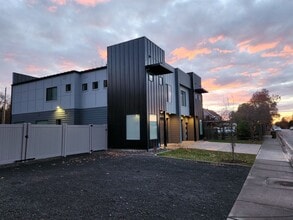 Building Photo - New Modern 4 Bed 2.5 Bath duplex with over...