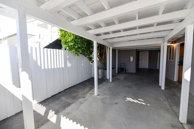 Building Photo - 1006 S El Camino Real