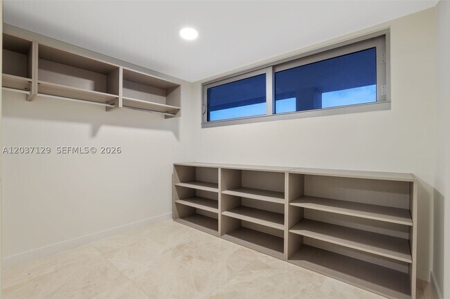 Building Photo - 1500 Bay Dr E