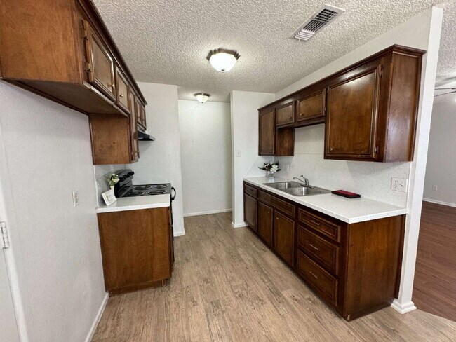 Building Photo - Well Maintained 2 bedroom 1 bath