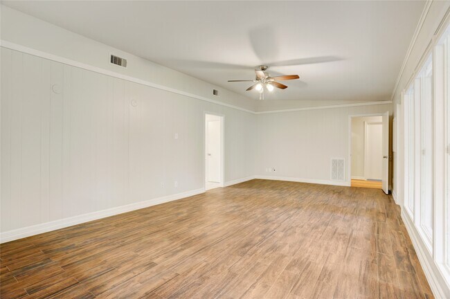 Building Photo - 5751 Creekbend Dr