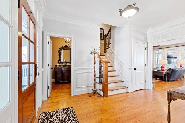 Building Photo - Elegant 5 bedroom home in Bedford!