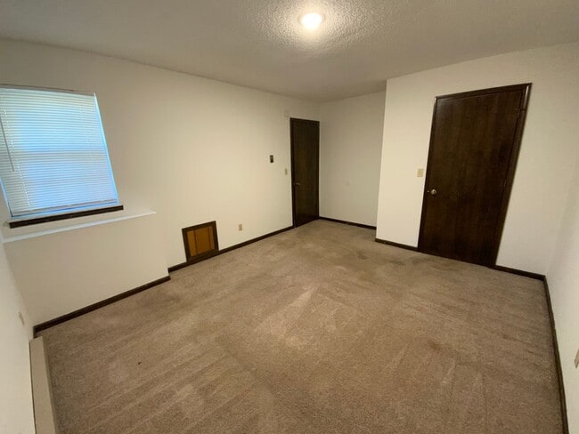 Building Photo - 421-421 N Shiloh Ave