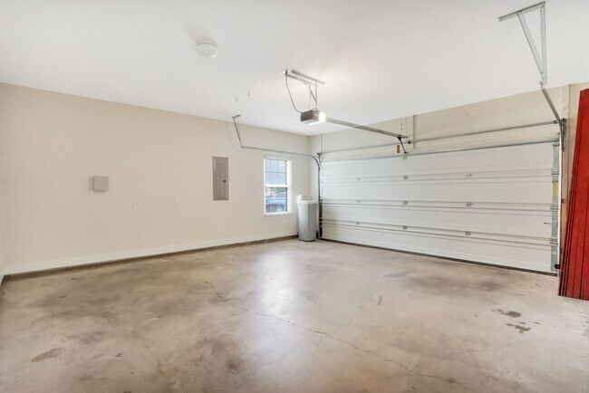 Building Photo - 4 Bed/2.5 Bath in Richmond Hill!