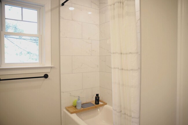 Building Photo - Gorgeous, Home in Rocketts Landing: Available NOW!