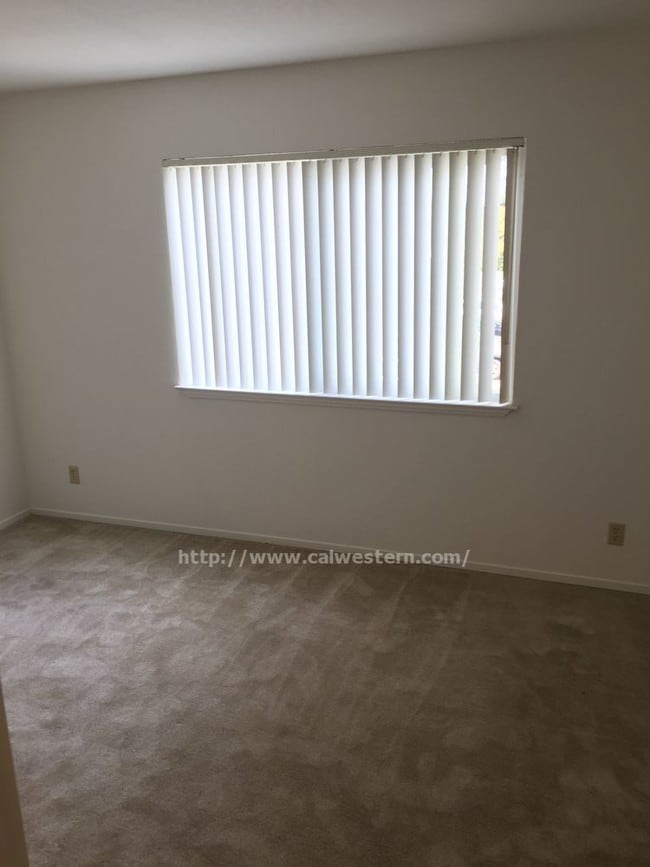 Building Photo - 2 bedroom Townhouse Apartments Available