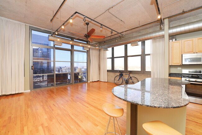 Building Photo - 900 N Kingsbury St
