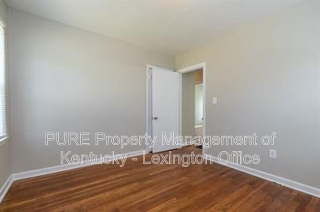 Building Photo - 817 Marcellus Dr