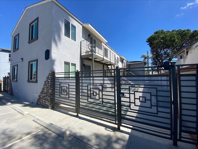 Building Photo - AC! In Unit Washer & Dryer! Reserved Onsite Parking! Downstairs Home!