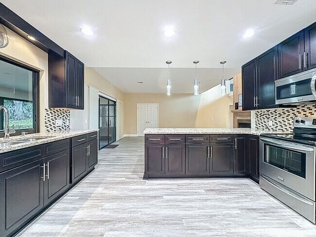 Building Photo - Exquisite Lake County Home with Lake Harris Views