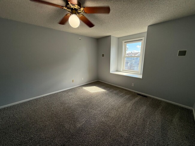 Building Photo - Updated 2 Bed, 2.5 Bath Apple Valley Townh...