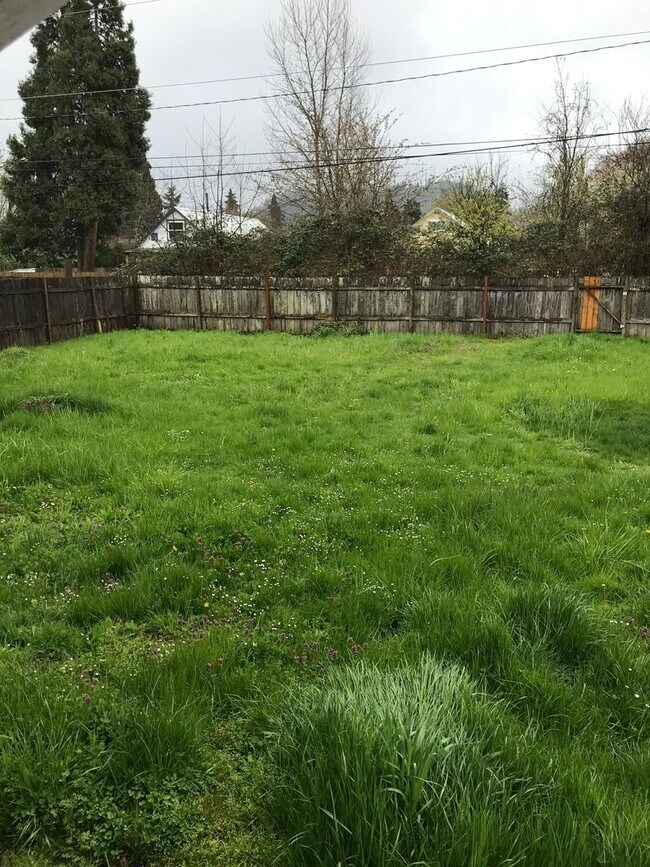 Building Photo - [HUD 1087] 2 Bedroom 2 Bathroom w/ Large Back Yard