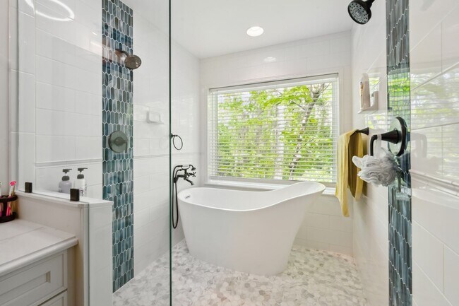 Building Photo - Everything included in rent price!! All ut...